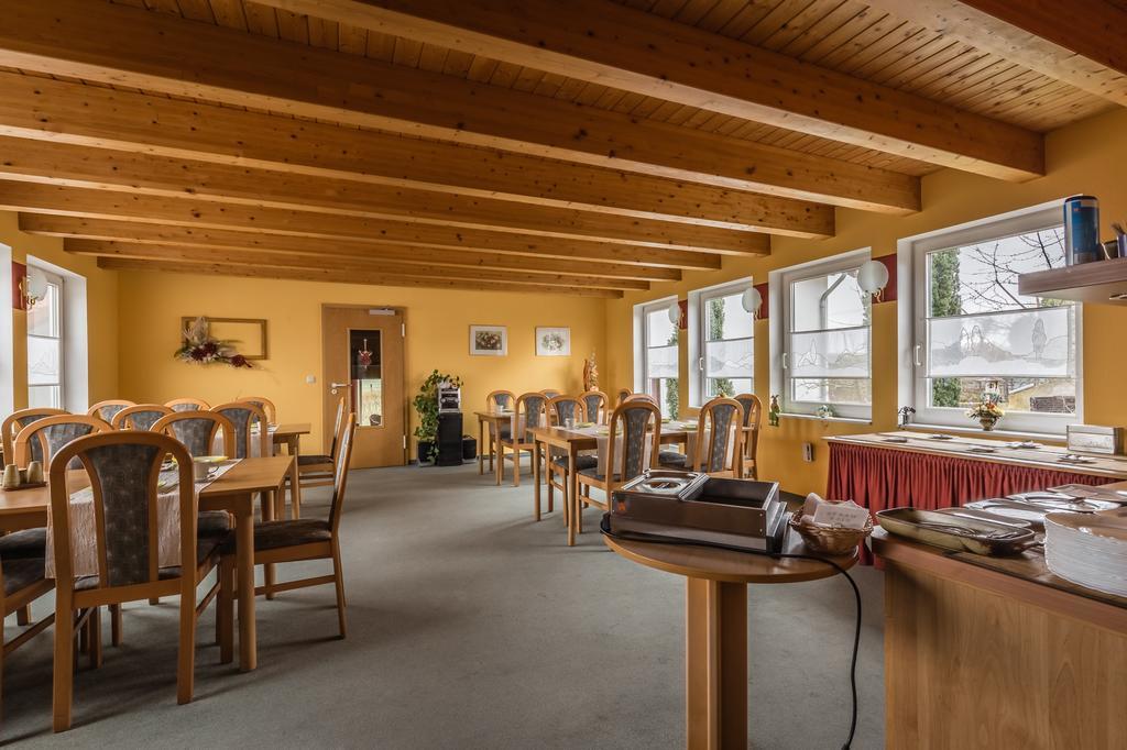 Hotel-Pension Am Rosarium Зангерхаузен Экстерьер фото