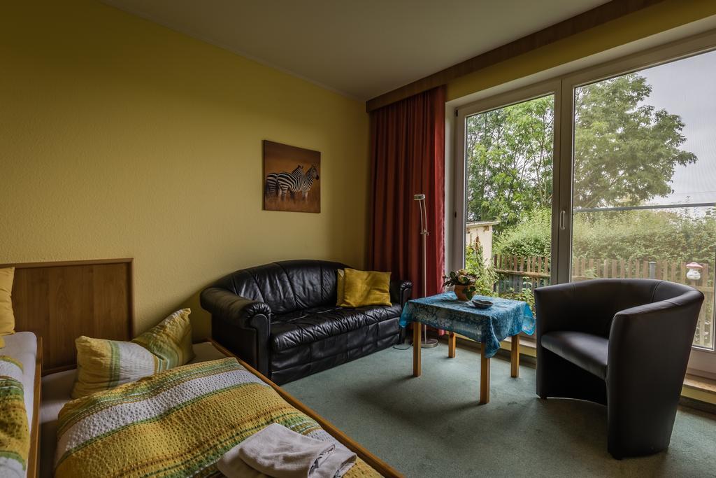 Hotel-Pension Am Rosarium Зангерхаузен Номер фото