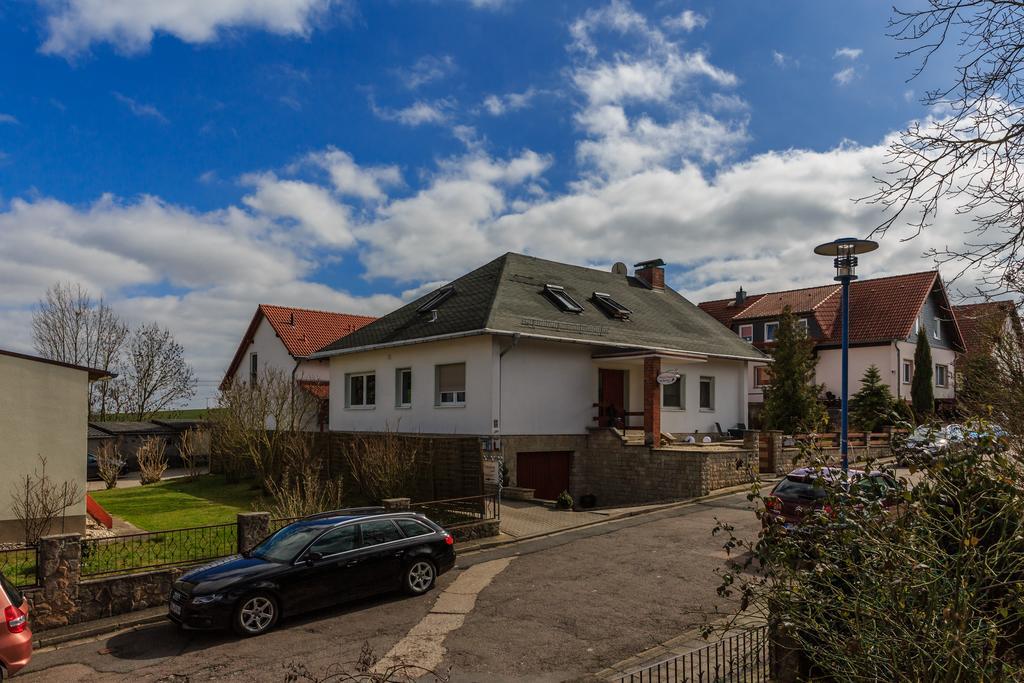 Hotel-Pension Am Rosarium Зангерхаузен Экстерьер фото